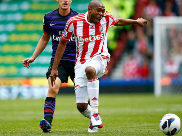 Arsenal's Aaron Ramsey (L) challenges Stoke City's Wilson Palacios during their English Premier League soccer match at the Britannia Stadium in Stoke-on-Trent, central England, August 26, 2012. REUTERS/Darren Staples (BRITAIN - Tags: SPORT SOCCER) FOR EDITORIAL USE ONLY. NOT FOR SALE FOR MARKETING OR ADVERTISING CAMPAIGNS. NO USE WITH UNAUTHORIZED AUDIO, VIDEO, DATA, FIXTURE LISTS, CLUB/LEAGUE LOGOS OR 'LIVE' SERVICES. ONLINE IN-MATCH USE LIMITED TO 45 IMAGES, NO VIDEO EMULATION. NO USE IN BETTING, GAMES OR SINGLE CLUB/LEAGUE/PLAYER PUBLICATIONS Picture Supplied by Action Images