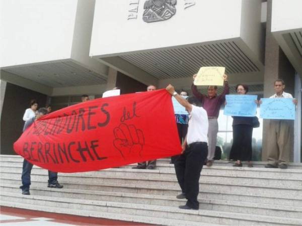 Los vecinos de El Berrinche realizaron una protesta en la Corte Suprema de Justicia. (Foto: Rodolfo Isaula)