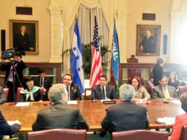 El presidente de Honduras y su comitiva se reunieron con ejecutivos de National Geographic. (Fotos: cortesía Casa Presidencial)