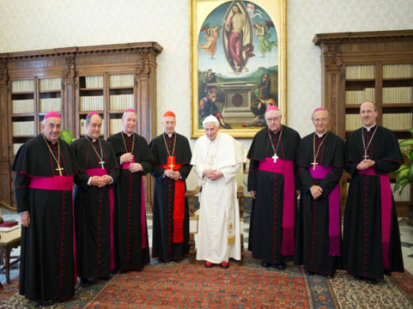 This handout picture released by the Vatican press office on February 15, 2013 shows Pope Benedict XVI (C) meeting with Italian cardinal Angela Bagnasco (C-L) and bishops of the Episcopal Conference from Liguria during a private audience in the pontiff's library. AFP PHOTO / OSSERVATORE ROMANO/HO RESTRICTED TO EDITORIAL USE - MANDATORY CREDIT 'AFP PHOTO / OSSERVATORE ROMANO' - NO MARKETING NO ADVERTISING CAMPAIGNS - DISTRIBUTED AS A SERVICE TO CLIENTS