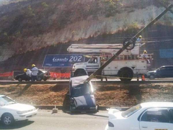 Cuadrillas de la ENEE reparaban los daños en el anillo periférico. (Foto: Glenda Estrada)