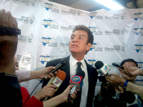 Salvador Nasralla, candidato del Pac, brindó declaraciones a los medios en las bodegas del TSE. (Foto: Johny Magallanes)