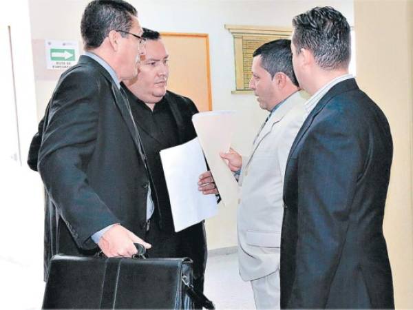 Luis y Omar Dubón, Carlos Chajtur y Rafael Pineda, abogados de los Valle, en la CSJ. (Foto: EL HERALDO)