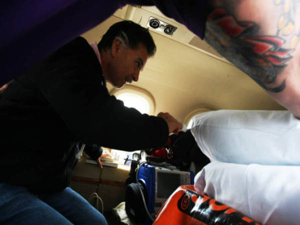 Guatemalan President (2000-2004) Alfonso Portillo aboard the aircraft on his way to be extradited to the United States on May 24, 2013 in Guatemala City. Guatemala extradited ex-president Alfonso Portillo to the United States on Friday to face charges of laundering $70 million, sending him on a plane under the escort of US agents. AFP PHOTO STR