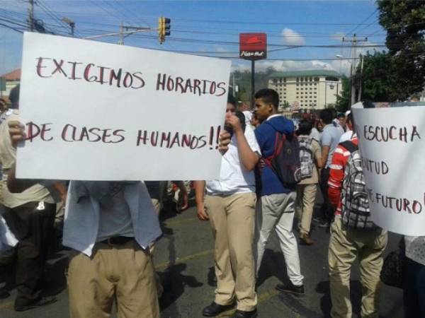 Estudiantes realizaron una protesta este martes en el bulevar Juan Pablo II de Tegucigalpa. (Foto: Alex Pérez)