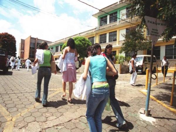 El estudiante deberá presentarse a la Facultad de Medicina de la UNAH este martes.