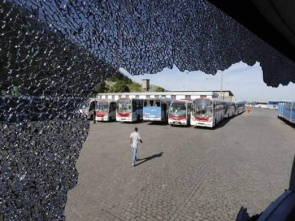 Más de 700 autobuses resultaron dañados durante la huelga de conductores en Río de Janeiro.