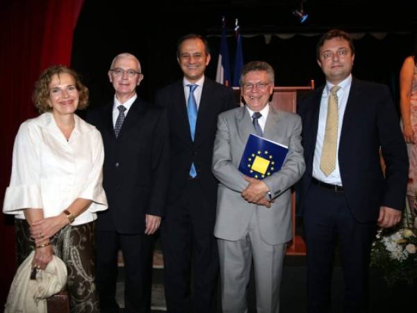 Embajadores de Alemania, Francia, España y la UE junto al ganador Víctor Manuel Ramos.