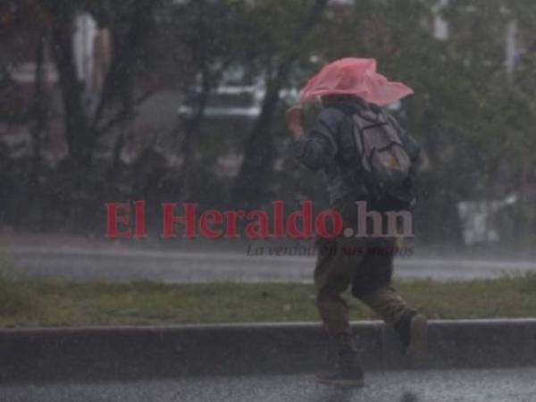 Según el Instituto de Meteorología de Cuba (Insmet), Ian avanza con vientos sostenidos de 120 km/h y se desplaza a una velocidad de 22 km/h.