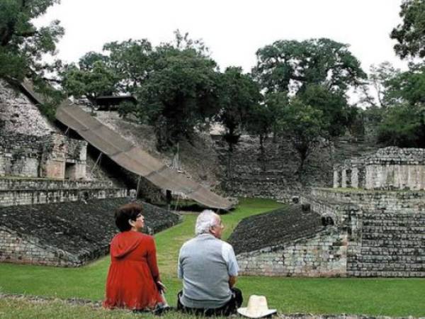 Dos turistas observan las maravillas de la ciudad maya de Copán.