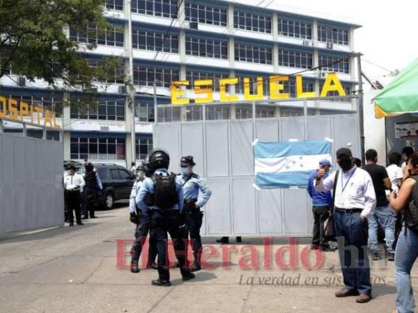 Los trabajadores de la salud que laboran para el Hospital Escuela exigen respuesta a los acuerdos de permanencia.