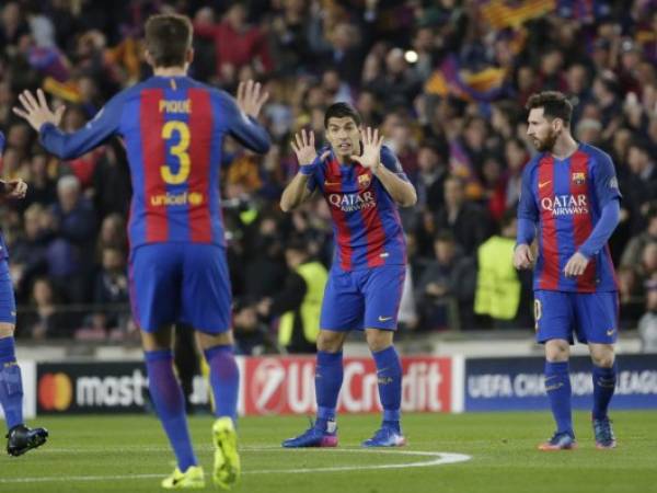 Luis Suárez, Lionel Messi y Gerard Piqué en el duelo ante el PSG. Suárez hace señas de los minutos que faltan para culminar el encuentro (Foto: Agencias/AP)