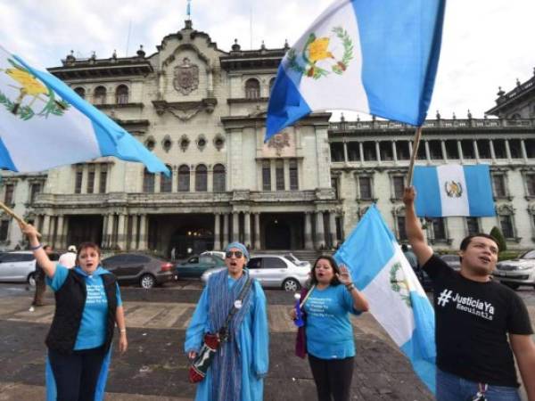 Cientos de guatemaltecos celebraron desde la madrugada del jueves, frente al palacio presidencial en la ciudad de Guatemala.