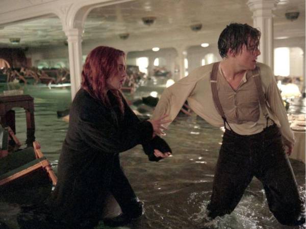 Titanic (1997). El joven Jack consigue en el último momento un ticket para subirse a un gigantesco transatlántico con el que viajar a América. Allí conocerá a Rose, una joven de clase alta con la que alta con la que comenzará un bonito romance que se irá a pique cuando un iceberg se interponga en su camino. La cinta muestra con gran impacto visual la tragedía del Titanic y se ha convertido en una de la películas más exitosas de la historia.