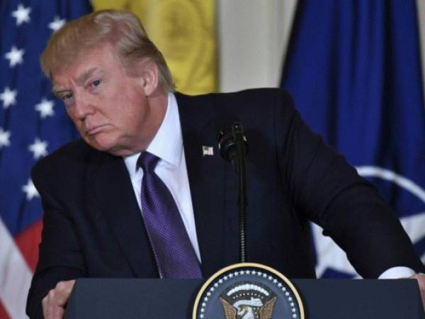 El Presidente de los Estados Unidos, Donald Trump, toma una pregunta durante una conferencia de prensa conjunta con el Secretario General de la OTAN, Jens Stoltenberg, en la Sala Este de la Casa Blanca en Washington, DC.