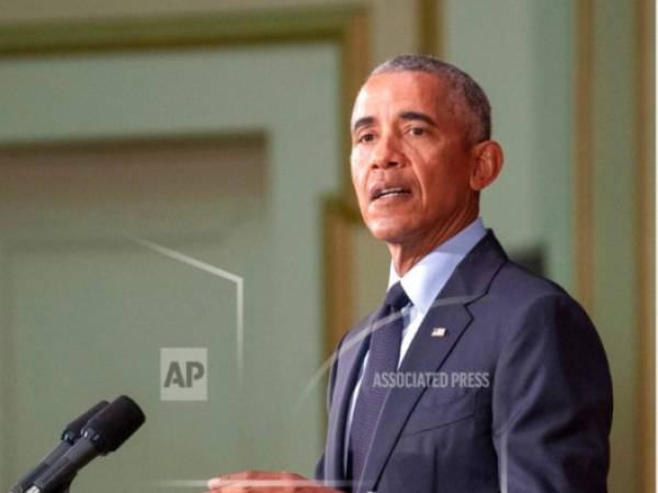 El expresidente estadounidense Barack Obama habla ante un lleno completo en el Foellinger Auditorium el viernes, 7 de septiembre del 2018, en el campus de la Universidad de Illinois en Urbana.