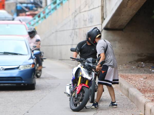 Los accidentes en motos ocurren a cualquier hora del día, pero los fines de semana por la tarde son más frecuentes. Dos motocicletas habían colisionado en el bulevar Económica Europea.