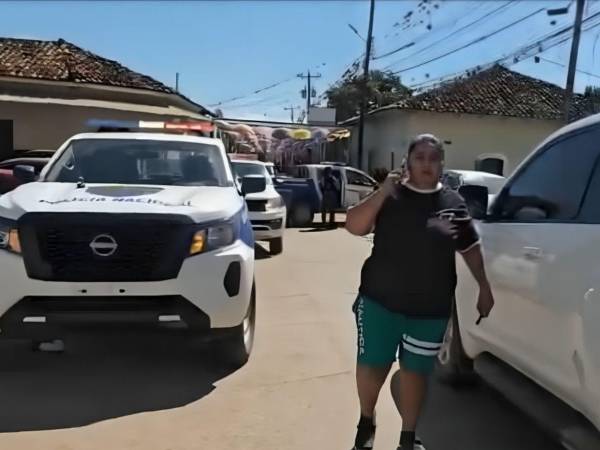 La señora Adela Amador aparece en uno de los videos del altercado con agentes policiales.