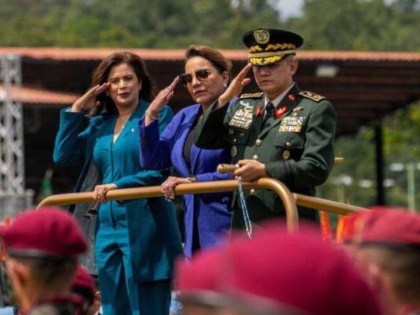 La ministra de Defensa, Rixi Moncada; la presidenta de Honduras, Xiomara Castro; y el jefe del Estado Mayor Conjunto, Roosevelt Hernández, durante un desfile militar.