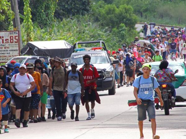 Migrantes caminan en caravana este sábado rumbo a Estados Unidos, en el municipio de Tapachula en Chiapas.