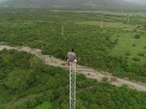 Momentos de angustia se vivieron en la comunidad de El Carril, en Olanchito, Yoro, cuando Jari López, un hombre con antecedentes de problemas psiquiátricos y epilepsia, escaló una torre de transmisión de radio de aproximadamente 300 pies de altura.