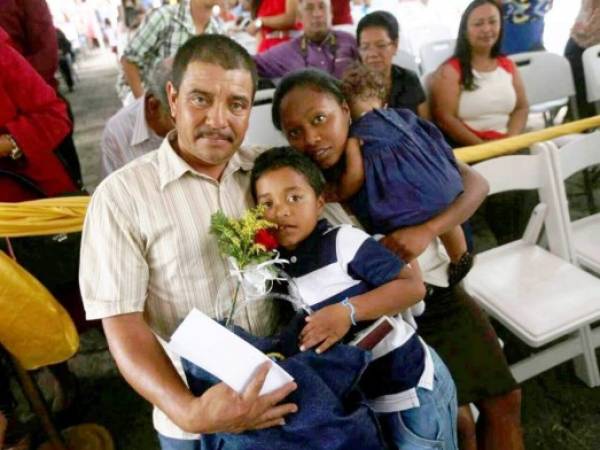 Reynaldo Cruz y Vanessa Joselin conforman una alegre familia junto a sus dos hijos: Arlinton David y Sofia Joselin (Foto:Johny Magallanes/ElHeraldo).