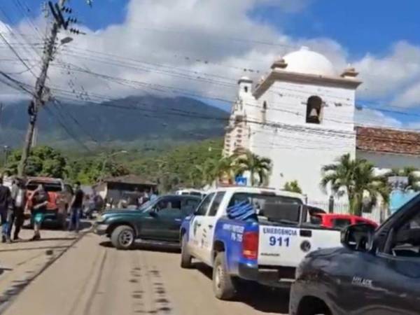 El altercado entre civiles y policías se dio en las afueras de la iglesia católica de Catacamas.