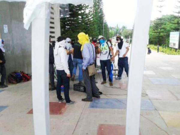 Protagonistas de la toma de instalaciones en la Universidad Nacional Autónoma de Honduras. (Fotos: Julissa Mercado)