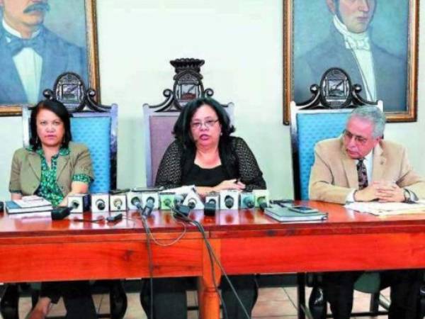 La rectora de la UNAH, Julieta Castellanos (centro), ayer cuando anunciaba que formarían parte de la Comisión Interventora del Inpreunah.