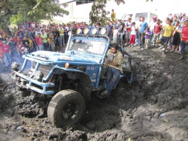 La competición de los vehículos 4x4 fue una de las actividades que más disfrutó el público presente.