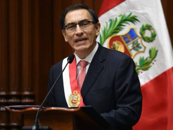 Peru's new President Martin Vizcarra delivers a speech after taking oath during a ceremony at the Congress in Lima on March 23, 2018. / AFP PHOTO / Cris BOURONCLE