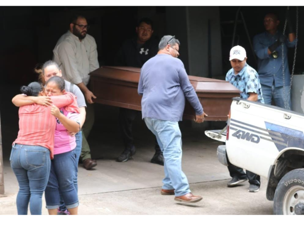 Familiares de Daniel Moisés Cerrato (13) lloran desconsolados por la muerte del menor.