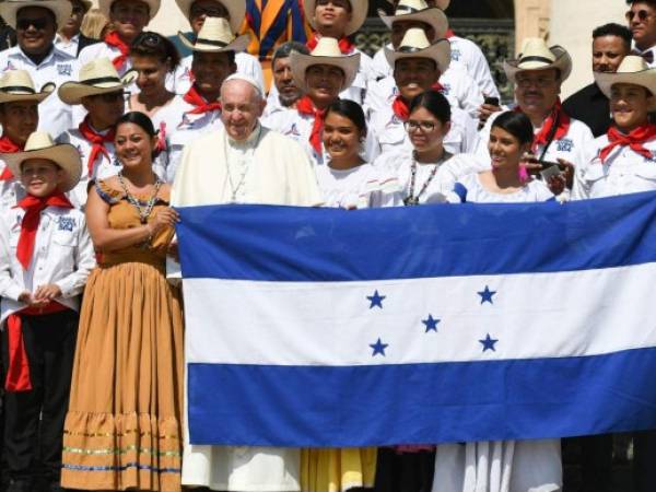 El papa Franscisco junto a los chicos de la Banda Juvenil 504.