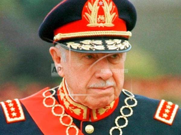 En esta foto de archivo del 10 de marzo de 1998, el exgeneral Augusto Pinochet está en Santiago de Chile.