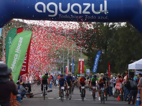 Desde el momento mismo de la salida de la meta hasta la culminación de la carrera, recopilamos los 20 momentos más emocionantes de la duodécima Vuelta Ciclística.