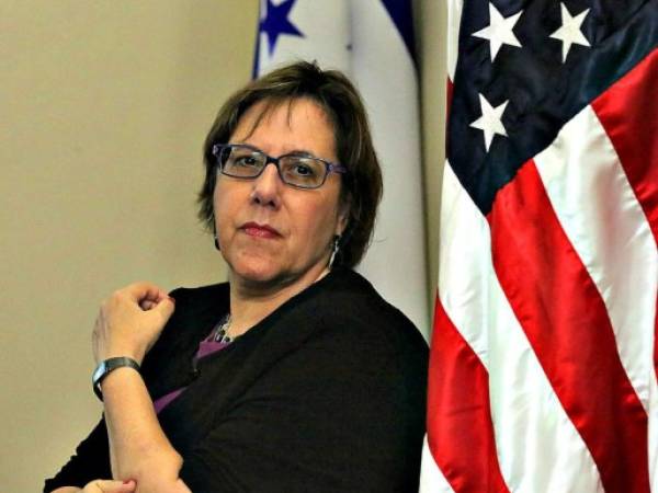 La embajadora de los Estados Unidos, Lisa Kubiske, se despidió de los hondureños a través de una carta.