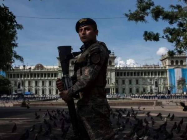 Un soldado patrulla en la plaza de la Constitución antes de la ceremonia del día de la independencia en Ciudad de Guatemala, el sábado 14 de septiembre de 2019. Foto: Agencia AP.