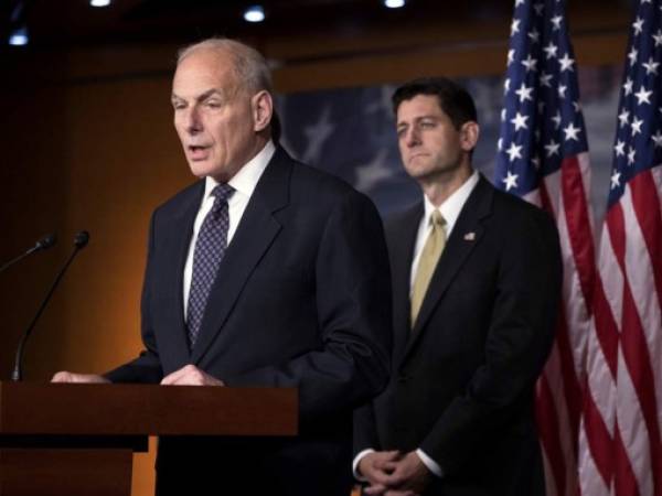 El secretario de Seguridad Nacional, John Kelly, se une al presidente de la Cámara de Representantes, Paul Ryan, de R-Wis, mientras la Cámara Republicana impulsa la legislación para combatir la inmigración ilegal durante una conferencia de prensa en el Capitolio de Washington.