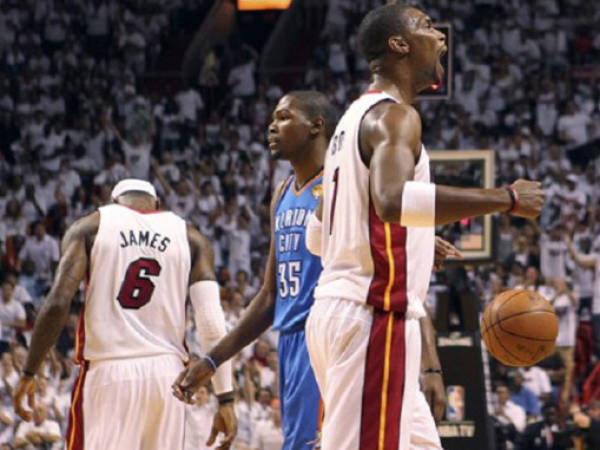 Miami Heat's Chris Bosh, right, reacts after a play as Oklahoma City Thunder's Kevin Durant, center, walks to the bench and Miami's LeBron James (6) walks away during the first quarter of Game 3 in the NBA Finals basketball series, Sunday, June 17, 2012, in Miami. The Heat won 91-85. (AP Photo/El Nuevo Herald, David Santiago) MAGS OUT