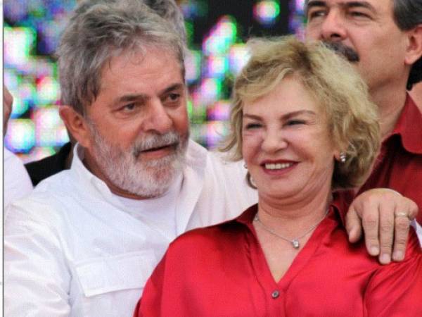 La cuenta de Facebook del exmandatario (2003-2010) cambió su foto de perfil, donde antes aparecía solo Lula, por una imagen del matrimonio sonriente y abrazado. Foto: AFP