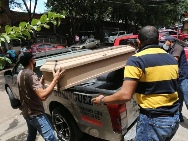 Los familiares retiraron los cuerpos de Iris García Paz y Denis Ricardo García y los trasladaron al municipio de Nacaome, Valle.