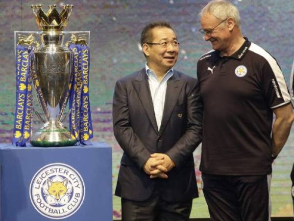 Vichai Srivaddhanaprabha junto al entrenador italiano Claudio Rainieri al momento de presentar la Copa que ganó el Leicester. Foto: AP Photo / Sakchai Lalit.