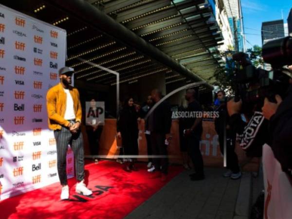 En esta foto del 9 de septiembre del 2017, el productor ejecutivo LeBron James llega al estreno de 'The Carter Effect' en el Festival Internacional de Cine de Toronto, en Toronto, Canadá.