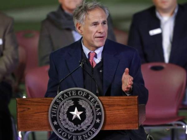 “Las acusaciones de discriminación fueron rechazadas. La ley está vigente”, tuiteó el gobernador republicano Greg Abbott tras conocerse el fallo.