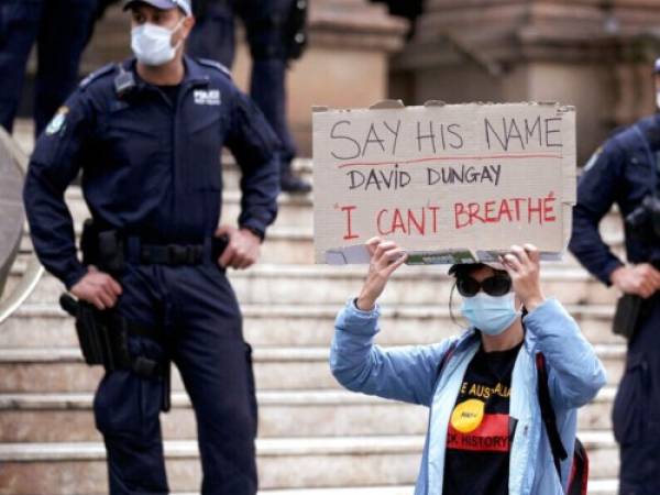 La amenaza de lluvia y la falta de autorización municipal hizo que la marcha de Perth no llegase a los entre 8,000 y 15,000 asistentes previstos por los organizadores. Foto: AP