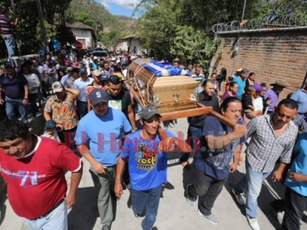 Los pobladores acompañaron los restos del exalcalde Roberto López hacia su última morada. Foto: David Romero/ EL HERALDO