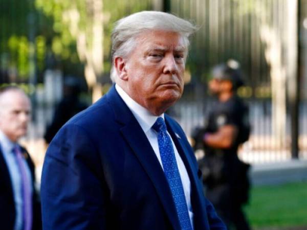 Trump mantiene un pulso con esta red social desde que a finales de mayo cuestionara dos de sus tuits que afirmaban que el voto por correo era 'fraudulento'. Foto: AFP