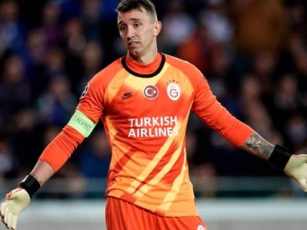 Muslera, de 33 años, sufrió una lesión que le provocó dos fracturas de hueso en la tibia y el peroné. Foto: AFP