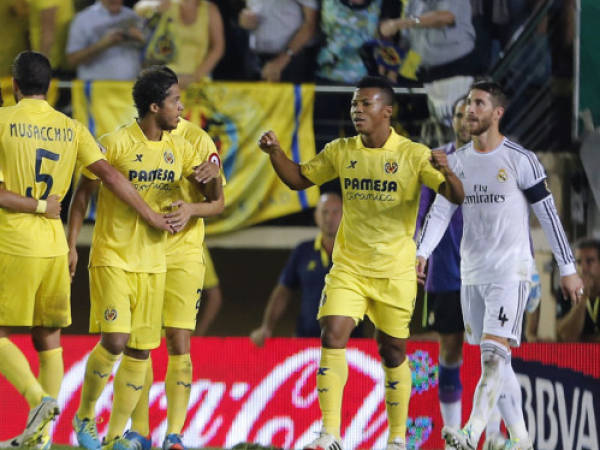 Villarreal's Mexican forward Giovani Dos Santos (C) celebrates with his teammates after scoring during the Spanish league football match Villarreal CF vs Real Madrid CF at El Madrigal stadium in Villareal on September 14, 2013. AFP PHOTO/ JOSE JORDAN