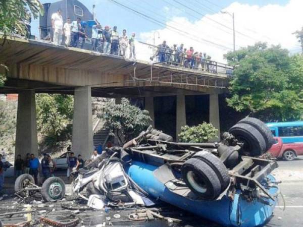 En mayo pasado, un camión cisterna cayó desde el puente a desnivel de la colonia El Carrizal al bulevar Fuerzas Armadas de la capital de Honduras. El conductor sobrevivió de milagro.